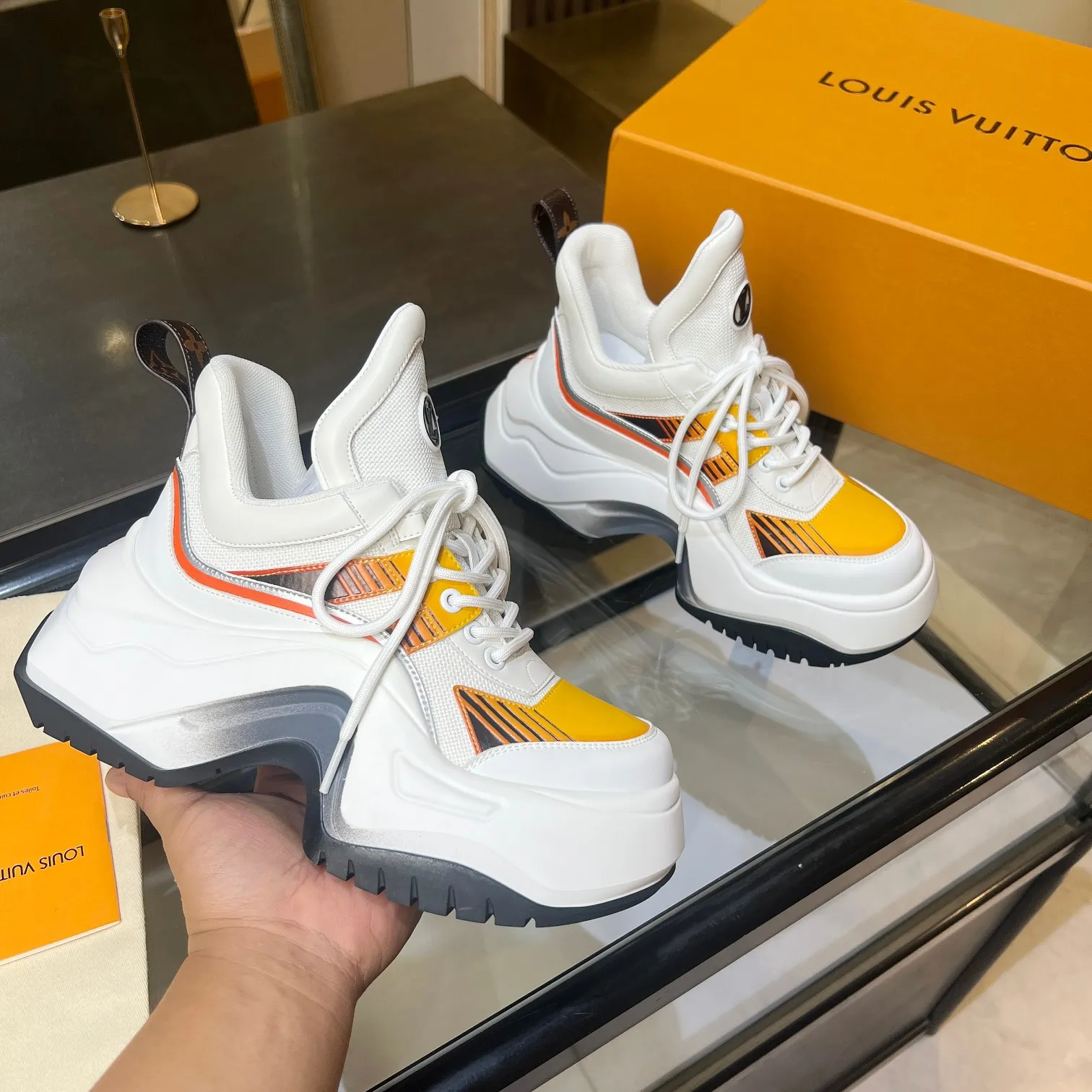 👟👟Ex-factory price 760👟👟 Nicolas Ghesquieye once again refined the design essence of LVArchlight sneakers to create LVArchlight2.0 platfrm sneakers. The combination of multiple technical materials, the wide outsole and the exaggerated tongue highlight the series' recognition, and the latter is marked with the LVCirCle logo 35-41